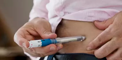 ¿A qué Edad se Recomienda Iniciar el Reemplazo Hormonal Masculino?