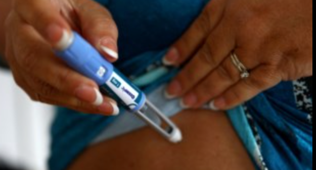 ¿Qué médico prescribe la terapia de reemplazo hormonal?