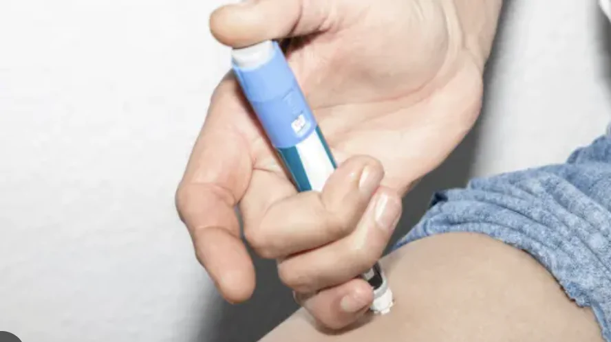 Reemplazo Hormonal vs. Alternativas Naturales: ¿Cuál es Mejor?