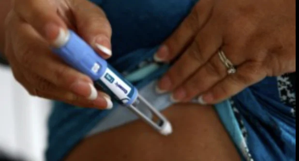 ¿Qué médico prescribe la terapia de reemplazo hormonal?